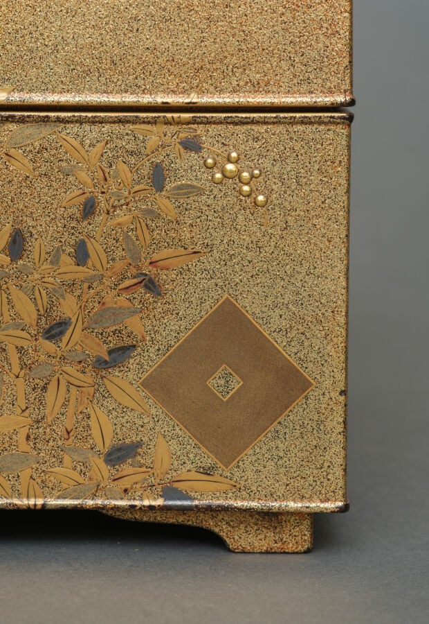 Boîte en laque dorée tebako 手箱 (boîte pour accessoires personnels) à couvercle… Vente aux encheres – Auction House – Commissaire-priseur – Auctioneer - Boisgirard Antonini – Paris – Nice