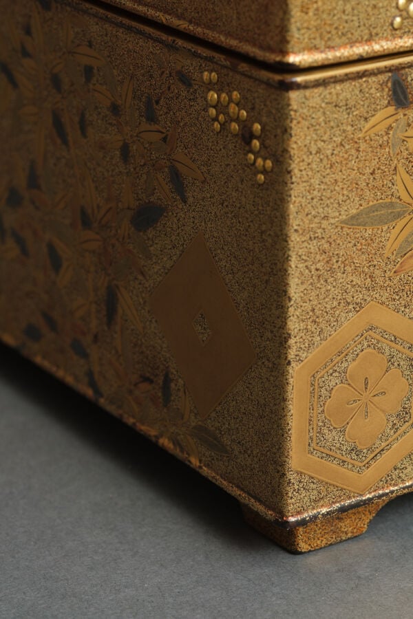 Boîte en laque dorée tebako 手箱 (boîte pour accessoires personnels) à couvercle… Vente aux encheres – Auction House – Commissaire-priseur – Auctioneer - Boisgirard Antonini – Paris – Nice