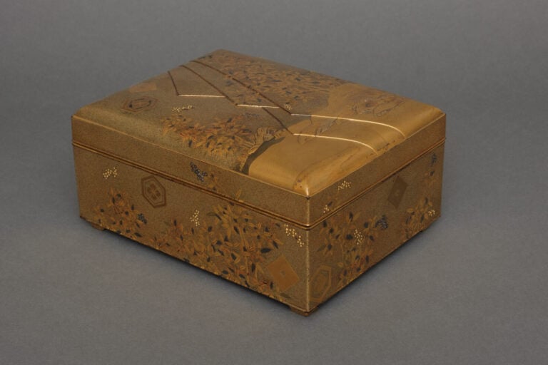 Boîte en laque dorée tebako 手箱 (boîte pour accessoires personnels) à couvercle…Vente aux encheres – Auction House – Commissaire-priseur – Auctioneer - Boisgirard Antonini – Paris – Nice