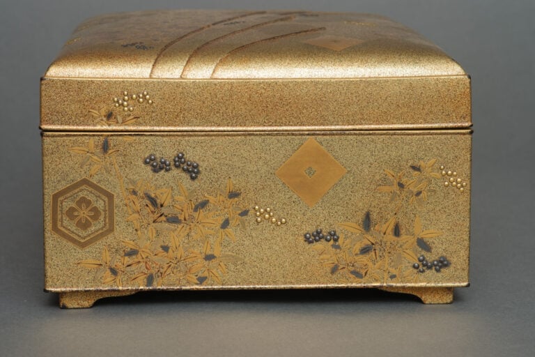 Boîte en laque dorée tebako 手箱 (boîte pour accessoires personnels) à couvercle… Vente aux encheres – Auction House – Commissaire-priseur – Auctioneer - Boisgirard Antonini – Paris – Nice