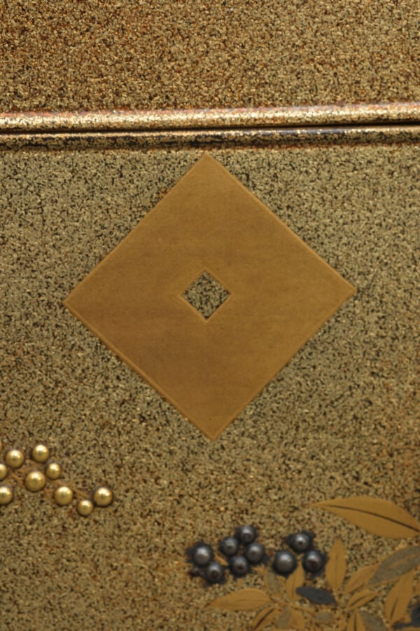 Boîte en laque dorée tebako 手箱 (boîte pour accessoires personnels) à couvercle… Vente aux encheres – Auction House – Commissaire-priseur – Auctioneer - Boisgirard Antonini – Paris – Nice