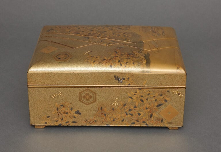Boîte en laque dorée tebako 手箱 (boîte pour accessoires personnels) à couvercle… Vente aux encheres – Auction House – Commissaire-priseur – Auctioneer - Boisgirard Antonini – Paris – Nice