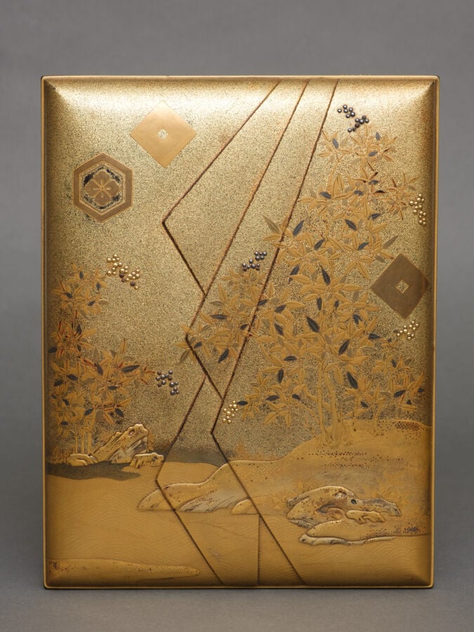 Boîte en laque dorée tebako 手箱 (boîte pour accessoires personnels) à couvercle… Vente aux encheres – Auction House – Commissaire-priseur – Auctioneer - Boisgirard Antonini – Paris – Nice