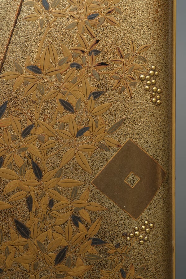 Boîte en laque dorée tebako 手箱 (boîte pour accessoires personnels) à couvercle… Vente aux encheres – Auction House – Commissaire-priseur – Auctioneer - Boisgirard Antonini – Paris – Nice