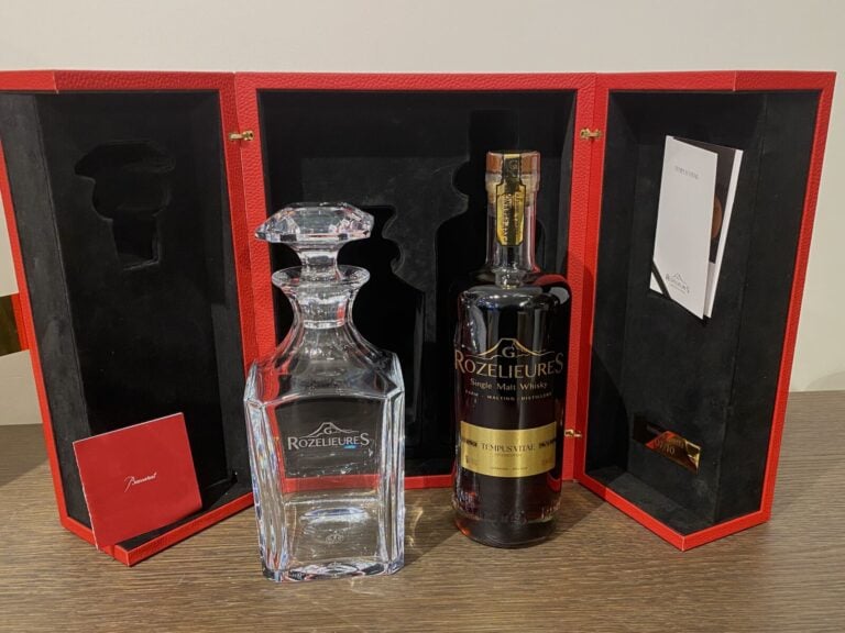 Coffret gainé cuir rouge contenant une bouteille de Whisky ROZELIEURES "Tempus…
