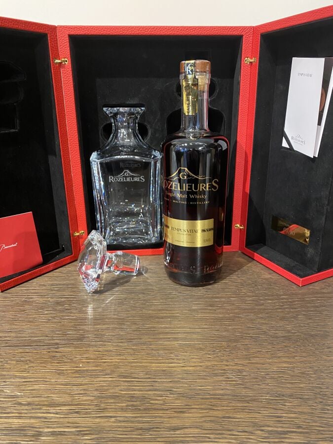 Coffret gainé cuir rouge contenant une bouteille de Whisky ROZELIEURES "Tempus…