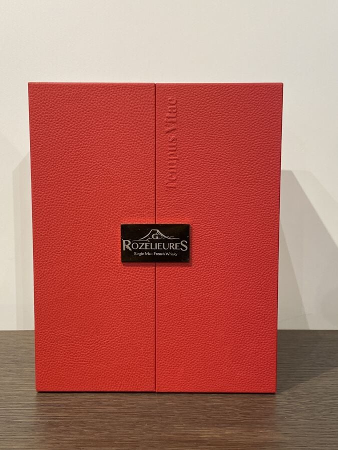 Coffret gainé cuir rouge contenant une bouteille de Whisky ROZELIEURES "Tempus…