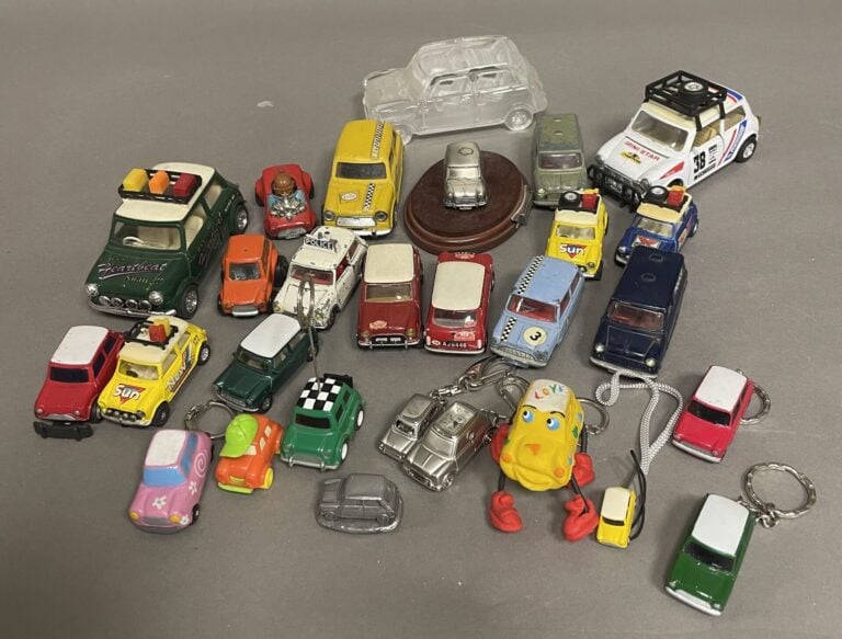 CORGI TOYS, PILEN, VANGUARDS, DINKIE TOYS et divers - Lot important de miniatur…