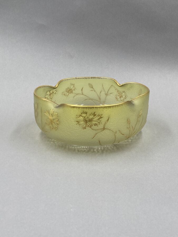 DAUM NANCY - Coupe à corps bombé et col pincé polylobé en verre doublé à décor… maison de vente aux encheres commissaire-priseur auction house boisgirard antonini