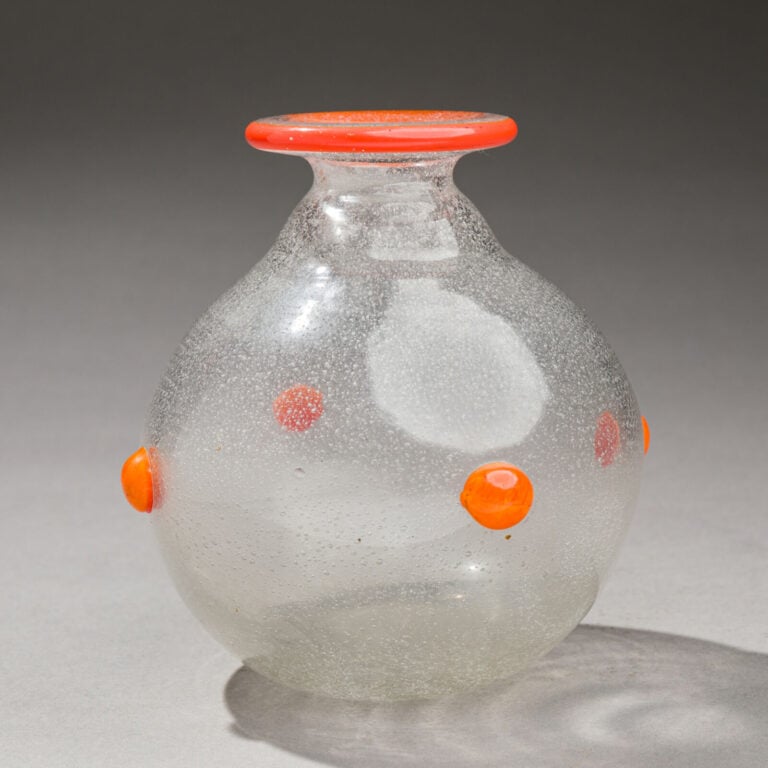 DAUM NANCY FRANCE - Vase à panse renflée en verre bullé à décor émaillé de cabo… maison de vente aux encheres commissaire-priseur auction house boisgirard antonini