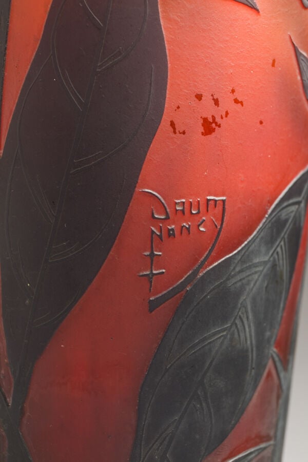 DAUM NANCY - Grand vase en verre doublé à décor dégagé à l'acide de motifs flor… maison de vente aux encheres commissaire-priseur auction house boisgirard antonini
