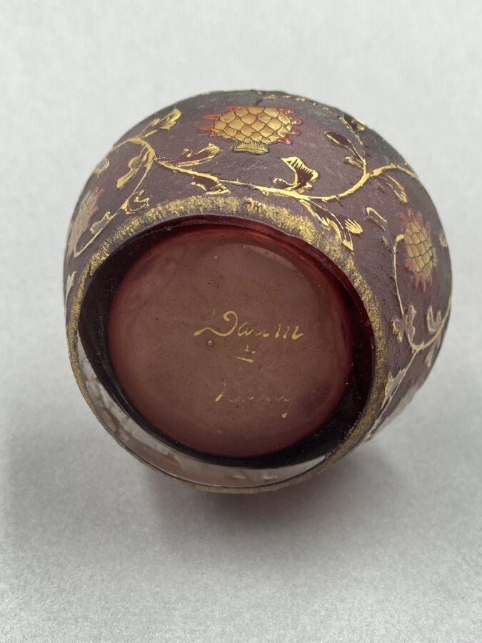 DAUM NANCY - Vase soliflore à corps bombé et col cheminée en verre doublé à déc… maison de vente aux encheres commissaire-priseur auction house boisgirard antonini