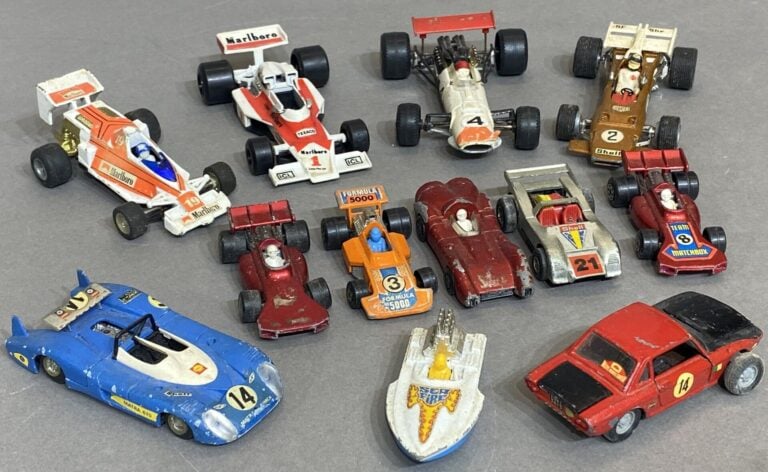 DINKIE TOYS et divers - Important lots de miniatures : automobiles camions, véh…