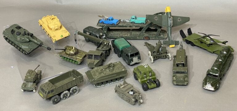 DINKIE TOYS et divers - Important lots de miniatures : automobiles camions, véh…