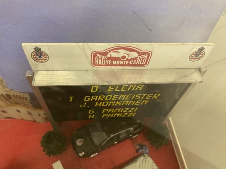 Diorama au 1/43ème podium du Rallye Monte Carlo 2005 avec autographe de Sébasti…