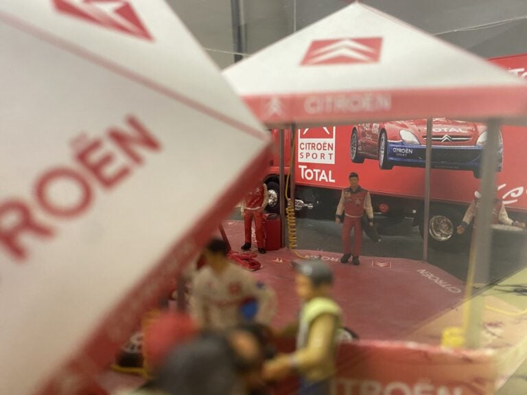 Diorama parc d'assistance Citroen Xsara WRC Rallye de Suède 2004 - Miniature Ki…
