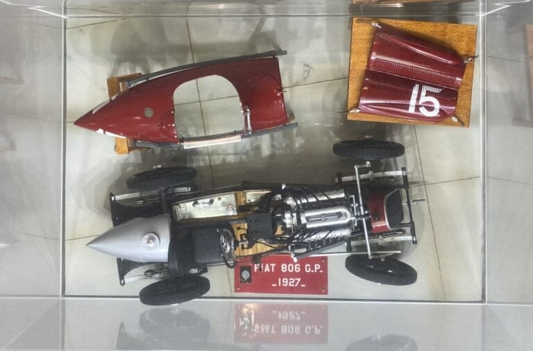 Diorama Protar Fiat 806 1500 CC Racer 1/12ème - Montage professionnel - 41x19x2…