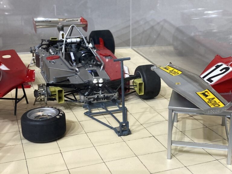 Diorama Tamiya Big Scale - 1/12ème Ferrari 312T - Montage professionnel - 50x16…