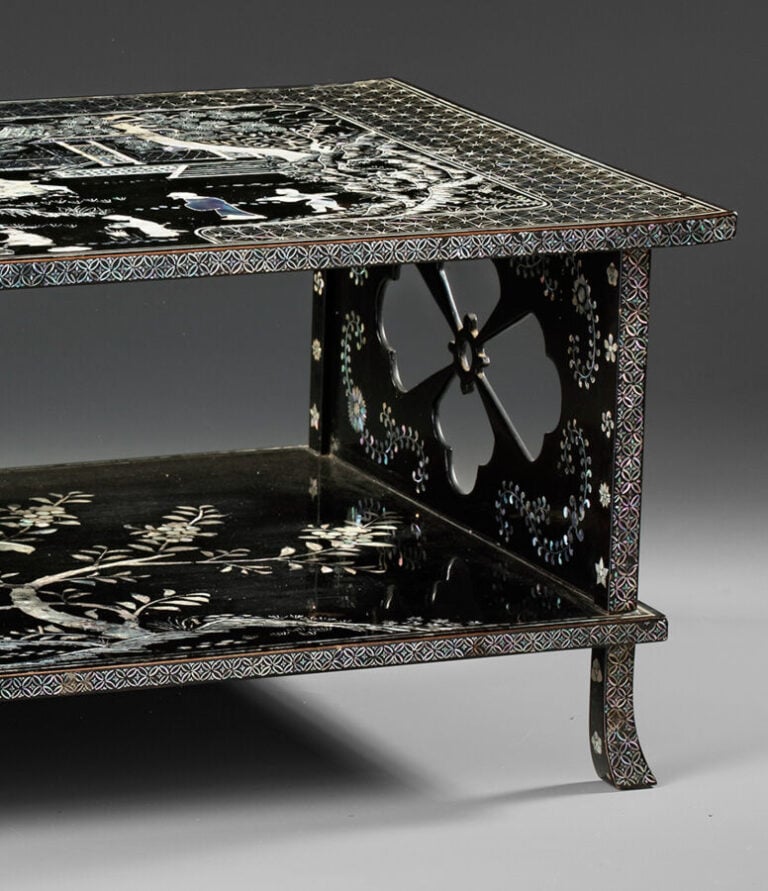 Écritoire en bois laqué à deux niveaux 文 台 (bundai), avec une incrustation de n… Vente aux encheres – Auction House – Commissaire-priseur – Auctioneer - Boisgirard Antonini – Paris – Nice