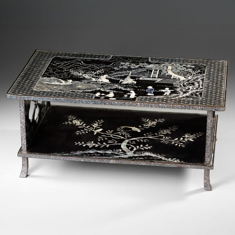 Écritoire en bois laqué à deux niveaux 文 台 (bundai), avec une incrustation de n… Vente aux encheres – Auction House – Commissaire-priseur – Auctioneer - Boisgirard Antonini – Paris – Nice
