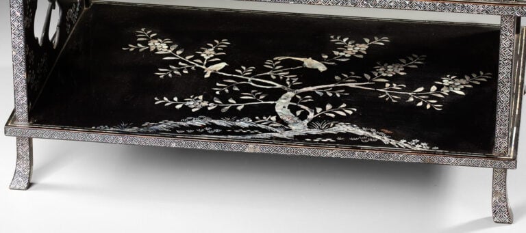 Écritoire en bois laqué à deux niveaux 文 台 (bundai), avec une incrustation de n… Vente aux encheres – Auction House – Commissaire-priseur – Auctioneer - Boisgirard Antonini – Paris – Nice