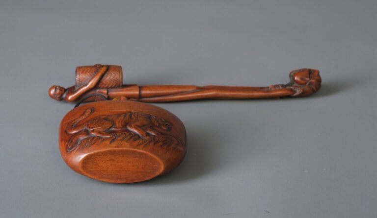 Ensemble à fumer en bois de buis 煙草入 (tabako'ire), comprenant un tonkotsu (boît… Vente aux encheres – Auction House – Commissaire-priseur – Auctioneer - Boisgirard Antonini – Paris – Nice