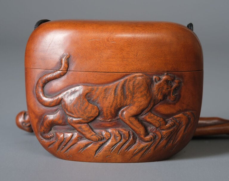 Ensemble à fumer en bois de buis 煙草入 (tabako'ire), comprenant un tonkotsu (boît… Vente aux encheres – Auction House – Commissaire-priseur – Auctioneer - Boisgirard Antonini – Paris – Nice