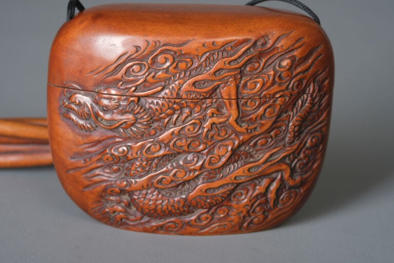 Ensemble à fumer en bois de buis 煙草入 (tabako'ire), comprenant un tonkotsu (boît… Vente aux encheres – Auction House – Commissaire-priseur – Auctioneer - Boisgirard Antonini – Paris – Nice