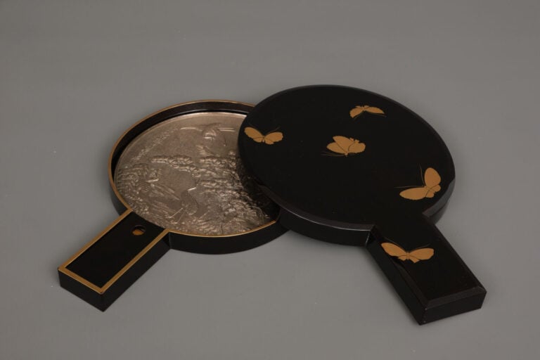Ensemble assorti de quatre pièces pour la toilette 容色具 (yôshoku'gu), : un grand…