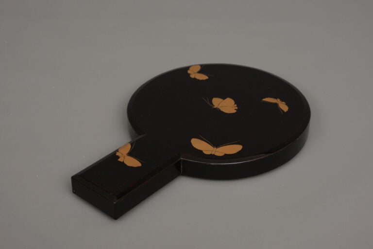 Ensemble assorti de quatre pièces pour la toilette 容色具 (yôshoku'gu), : un grand…