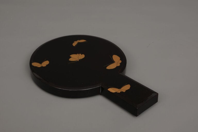 Ensemble assorti de quatre pièces pour la toilette 容色具 (yôshoku'gu), : un grand…