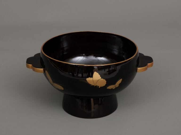 Ensemble assorti de quatre pièces pour la toilette 容色具 (yôshoku'gu), : un grand…