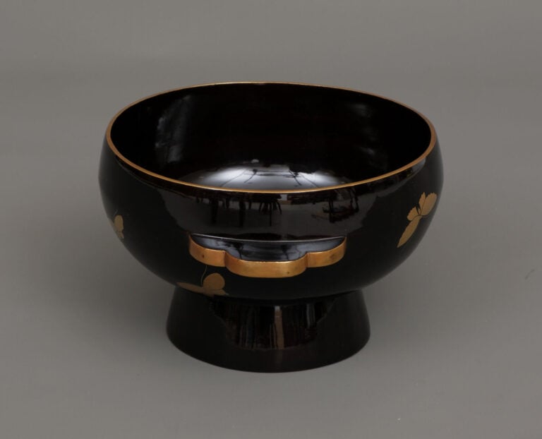 Ensemble assorti de quatre pièces pour la toilette 容色具 (yôshoku'gu), : un grand…