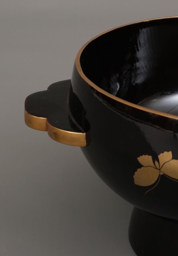 Ensemble assorti de quatre pièces pour la toilette 容色具 (yôshoku'gu), : un grand…