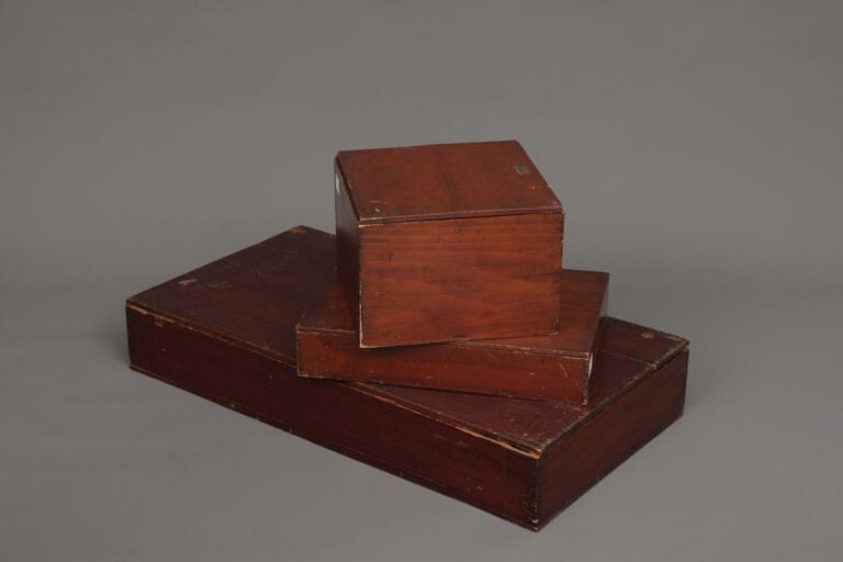 Ensemble assorti de quatre pièces pour la toilette 容色具 (yôshoku'gu), : un grand…