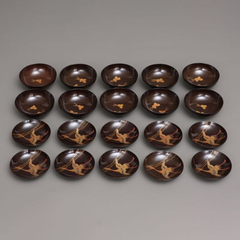 Ensemble complet de dix bols laqués à couvercle 蓋 物 (futamono), à décor d'une g… Vente aux encheres – Auction House – Commissaire-priseur – Auctioneer - Boisgirard Antonini – Paris – Nice