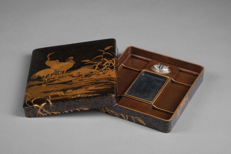 Ensemble comprenant un ryôshibako 料 紙 箱 (boîte à documents) et une suzuribako 硯… Vente aux encheres – Auction House – Commissaire-priseur – Auctioneer - Boisgirard Antonini – Paris – Nice