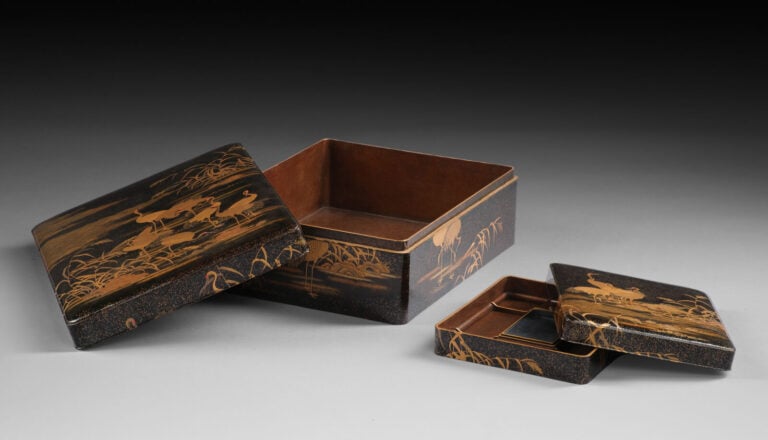 Ensemble comprenant un ryôshibako 料 紙 箱 (boîte à documents) et une suzuribako 硯… Vente aux encheres – Auction House – Commissaire-priseur – Auctioneer - Boisgirard Antonini – Paris – Nice