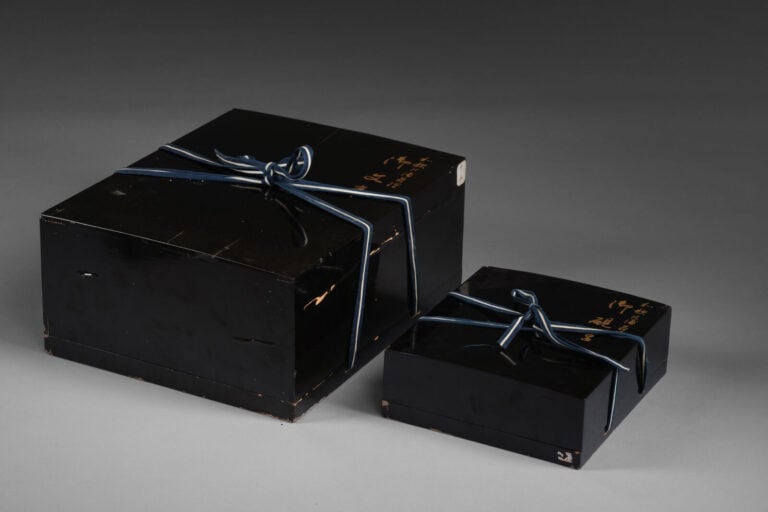 Ensemble comprenant un ryôshibako 料 紙 箱 (boîte à documents) et une suzuribako 硯… Vente aux encheres – Auction House – Commissaire-priseur – Auctioneer - Boisgirard Antonini – Paris – Nice