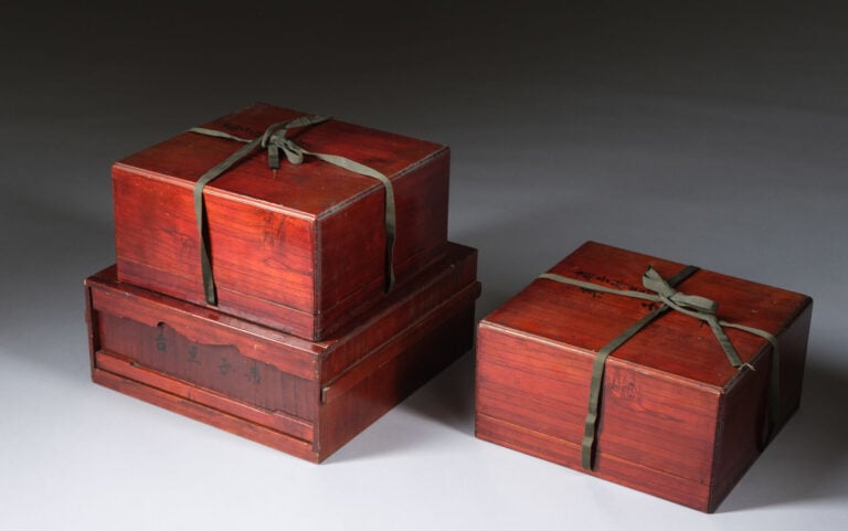 Ensemble de boîtes à confiseries kanshijû comprenant deux boîtes en laque avec… Vente aux encheres – Auction House – Commissaire-priseur – Auctioneer - Boisgirard Antonini – Paris – Nice