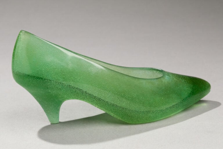 Escarpin en pâte de verre teintée verte signé DaumDAUM FRANCE - Escarpin - Scul… maison de vente aux encheres commissaire-priseur auction house boisgirard antonini