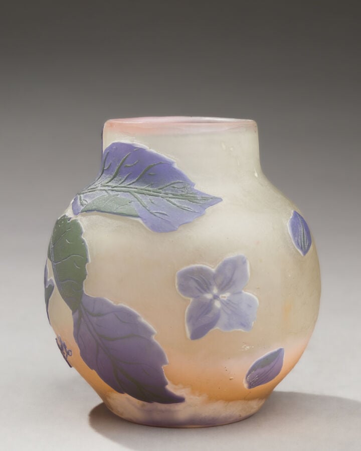 Établissements GALLE - Vase à panse renflée en méplat en verre doublé à décor d… maison de vente aux encheres commissaire-priseur auction house boisgirard antonini