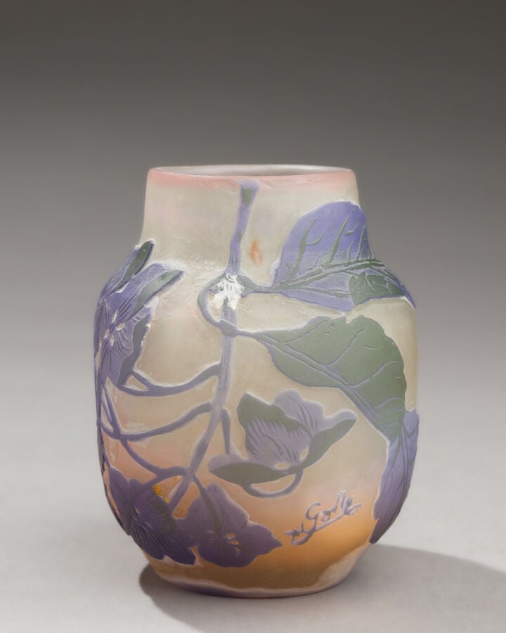 Établissements GALLE - Vase à panse renflée en méplat en verre doublé à décor d… maison de vente aux encheres commissaire-priseur auction house boisgirard antonini