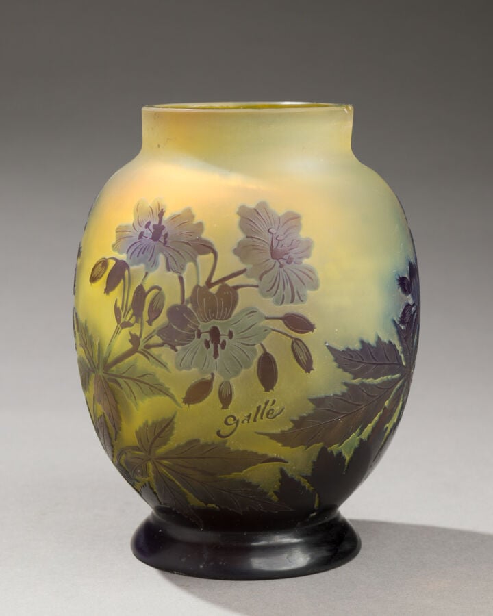 Etablissements GALLE - Vase de forme ovoïde à col étranglé droit en verre doubl… maison de vente aux encheres commissaire-priseur auction house boisgirard antonini