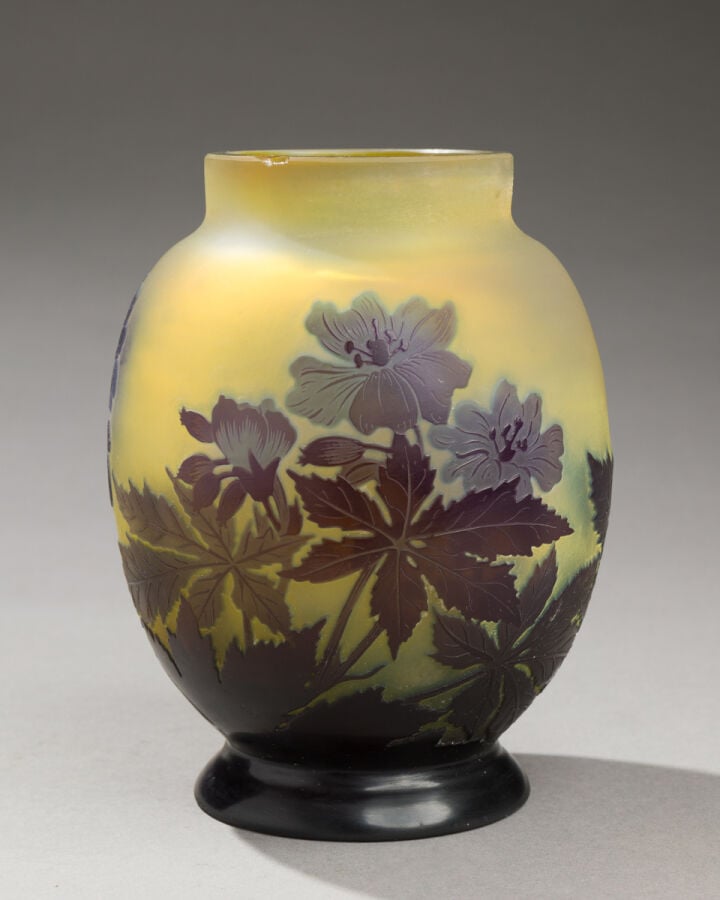 Etablissements GALLE - Vase de forme ovoïde à col étranglé droit en verre doubl… maison de vente aux encheres commissaire-priseur auction house boisgirard antonini