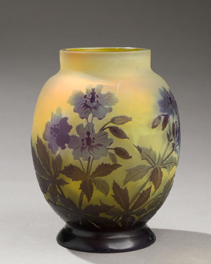 Etablissements GALLE - Vase de forme ovoïde à col étranglé droit en verre doubl… maison de vente aux encheres commissaire-priseur auction house boisgirard antonini
