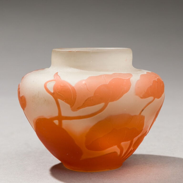 Établissements GALLE - Vase en verre doublé à décor dégagé à l'acide de motifs… maison de vente aux encheres commissaire-priseur auction house boisgirard antonini