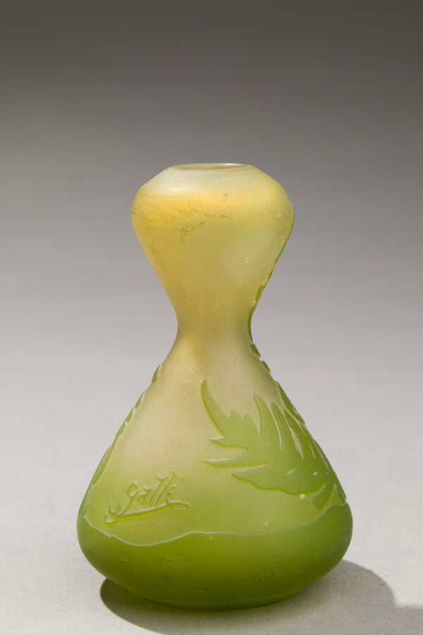 Établissements GALLE - Vase en verre doublé à décor dégagé à l'acide de motifs… maison de vente aux encheres commissaire-priseur auction house boisgirard antonini