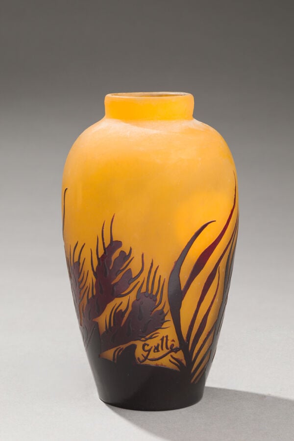 Établissements GALLE - Vase en verre doublé à décor dégagé à l'acide de motifs… maison de vente aux encheres commissaire-priseur auction house boisgirard antonini