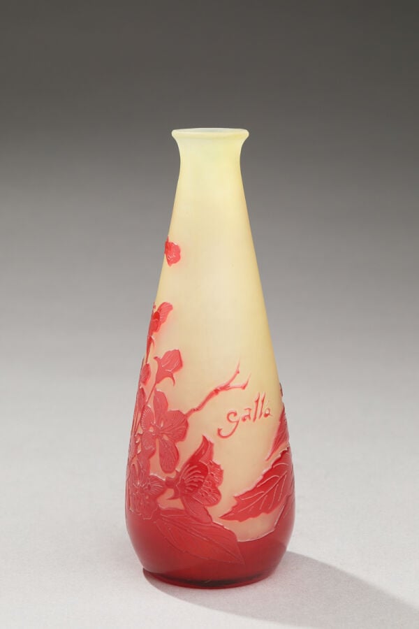 Etablissements GALLE - Vase piriforme à petit cor étranglé évasé en verre doubl… maison de vente aux encheres commissaire-priseur auction house boisgirard antonini